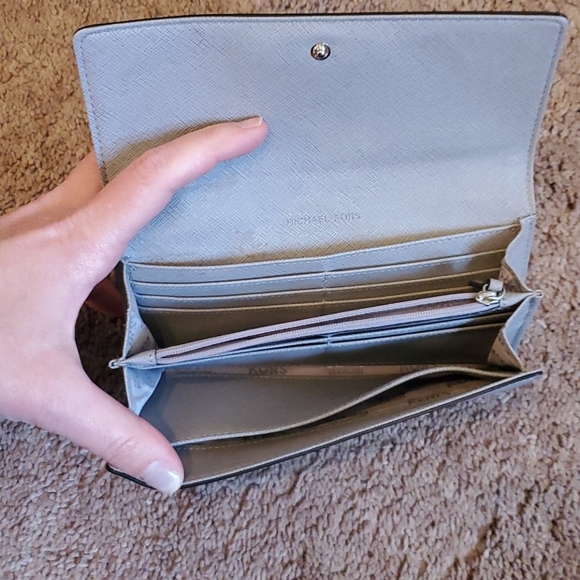 Michael Kors wallet - Picture 2 of 3